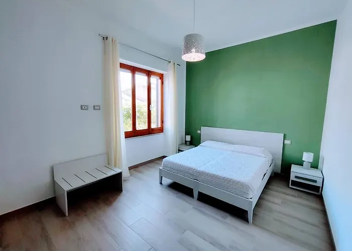 The Green Room -double bed with window
