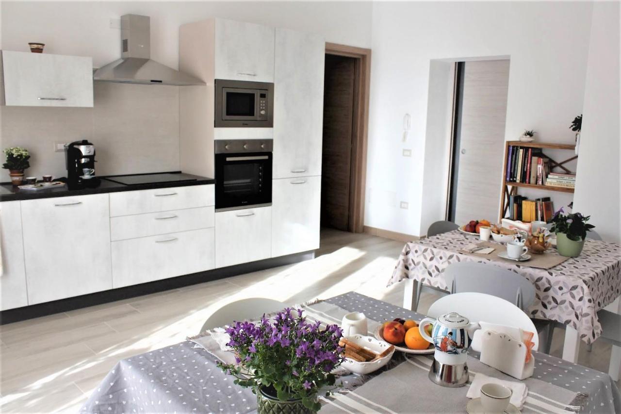 Sa Banita kitchen and breakfast tables