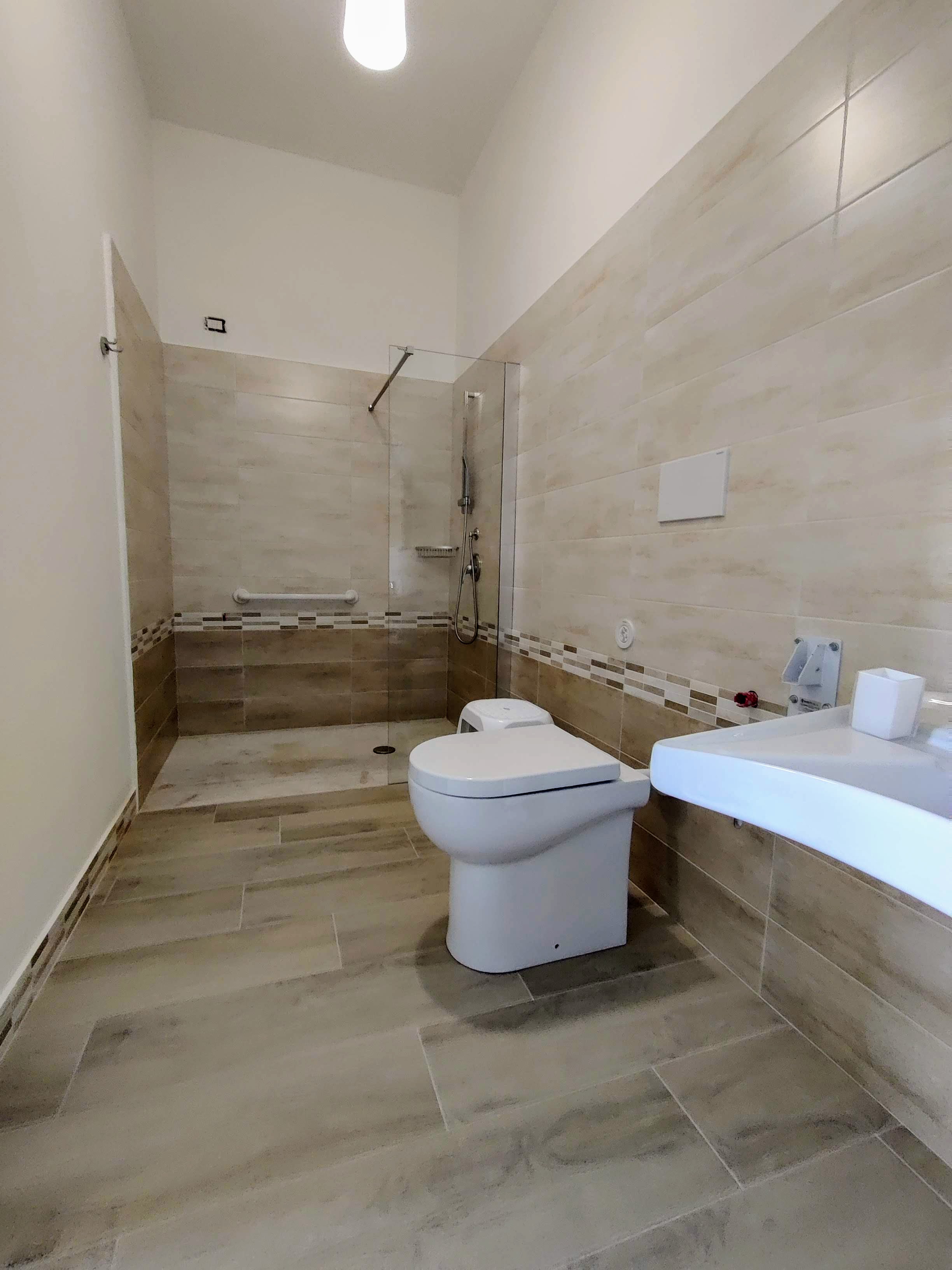 The Green Room -en-suite bathroom